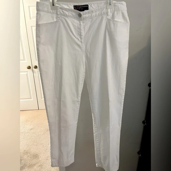 Peck & Peck 10 white cotton/spandex pants. Zip @ front monogrammed metal button. - Picture 1 of 8